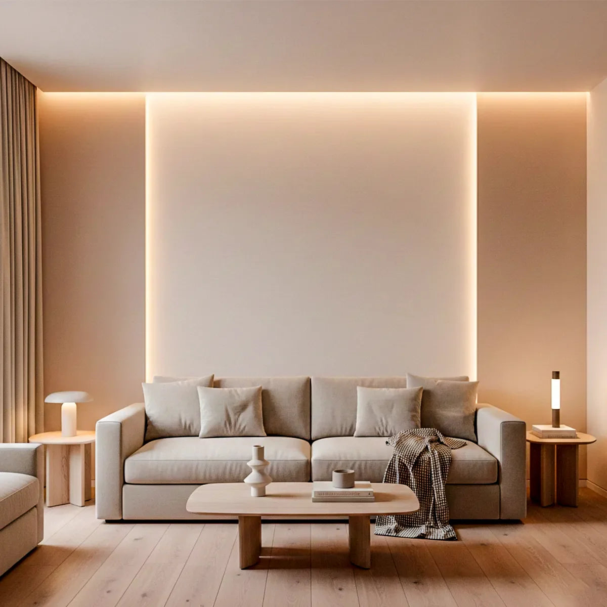 Sala de estar minimalista com iluminação arquitetural em fitas de LED verticais nas paredes (sanca), sofá cinza de linhas retas e mesa de centro baixa em madeira clara.