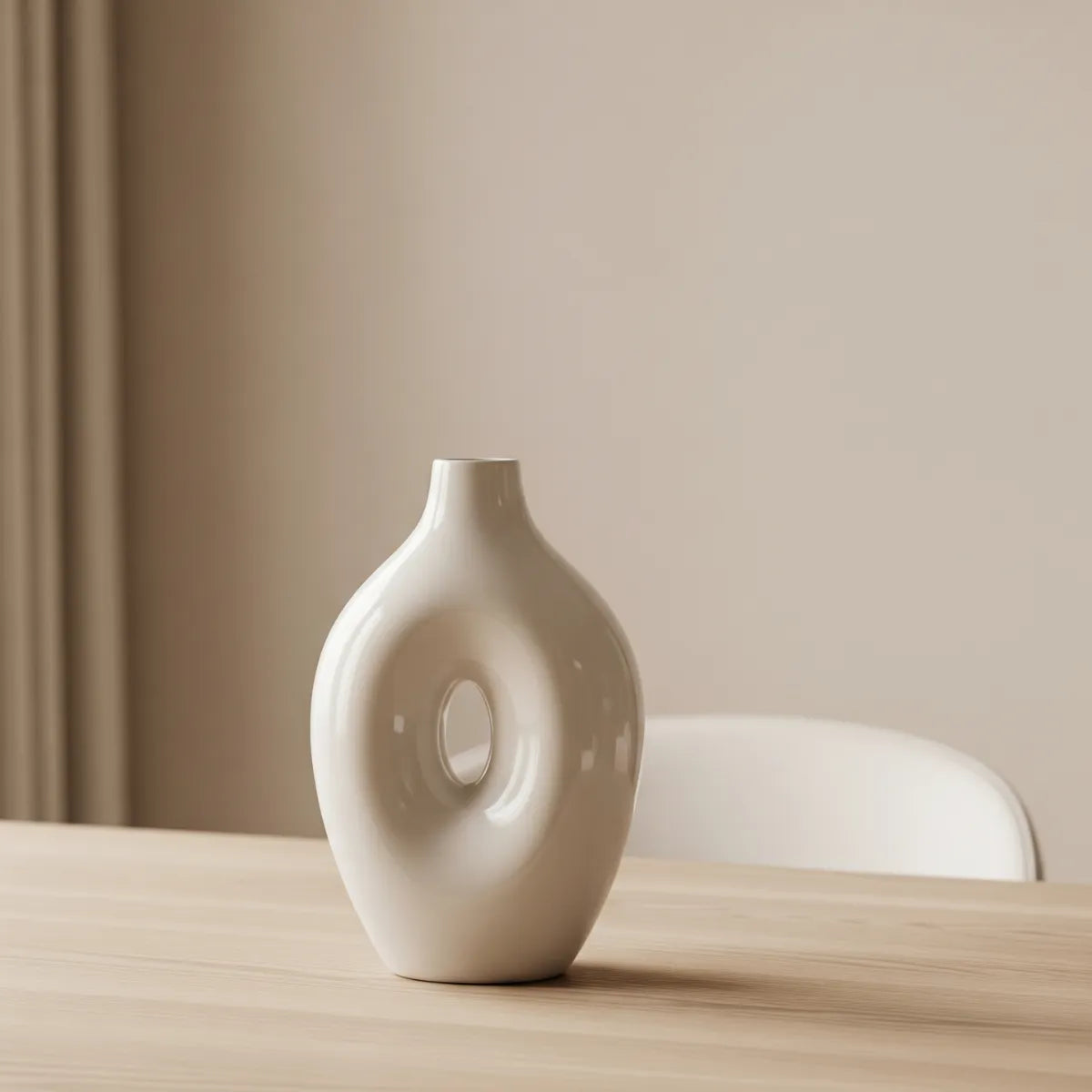 vaso-decorativo-branco-sobre-mesa-de-madeira