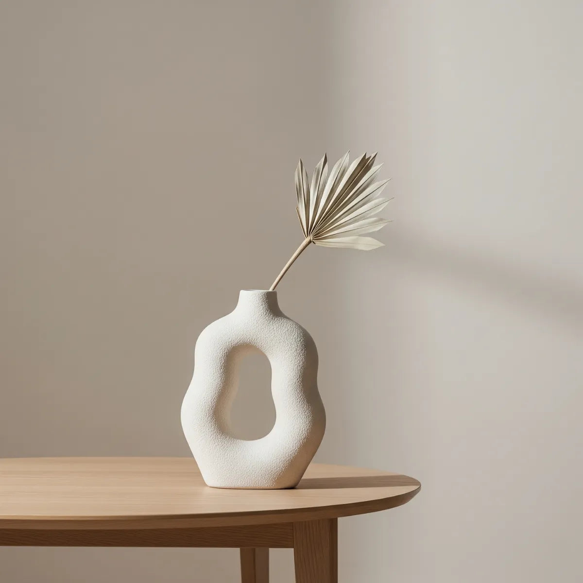 vaso-decorativo-para-mesa-em-ambiente-arejado-bege