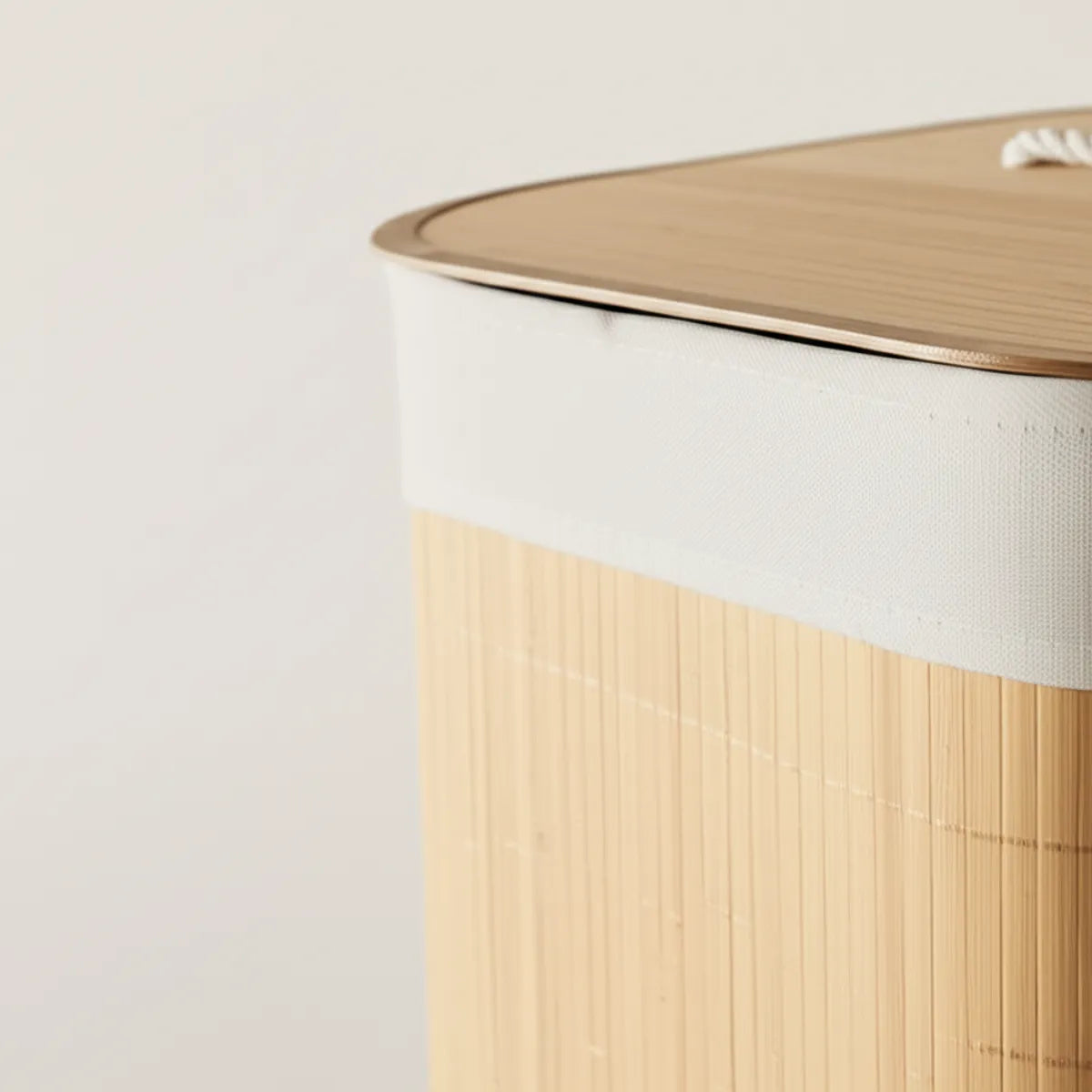 cesto-de-roupa-suja-grande-em-bambu-com-tampa-kontuz-modernize-foto-detalhe-tampa-cesto-em-ambiente-bege-claro-arejado