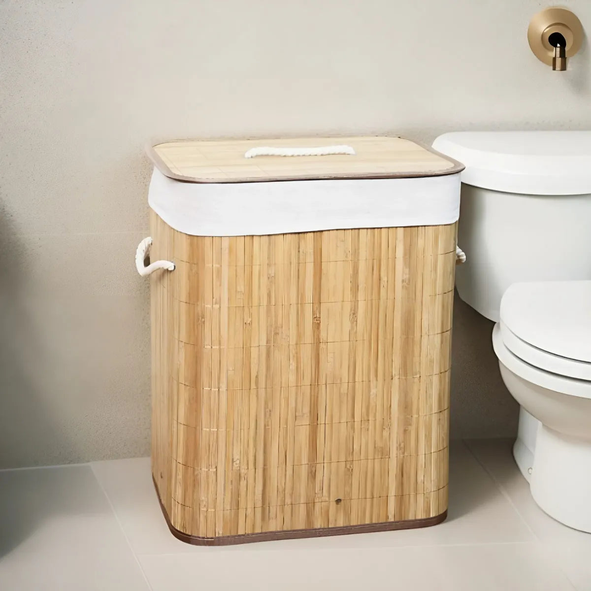 cesto-de-roupa-suja-grande-em-bambu-com-tampa-kontuz-modernize-foto-cesto-no-banheiro-ambiente-claro