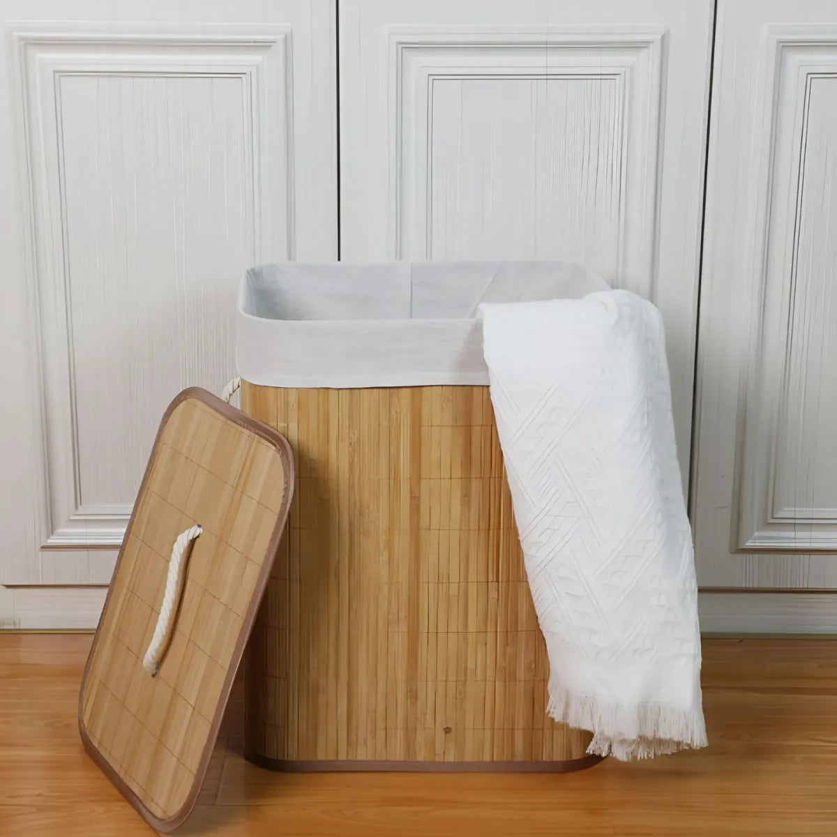 cesto-de-roupa-suja-grande-em-bambu-com-tampa-kontuz-modernize-foto-cesto-com-tampa-ao-lado-no-quarto