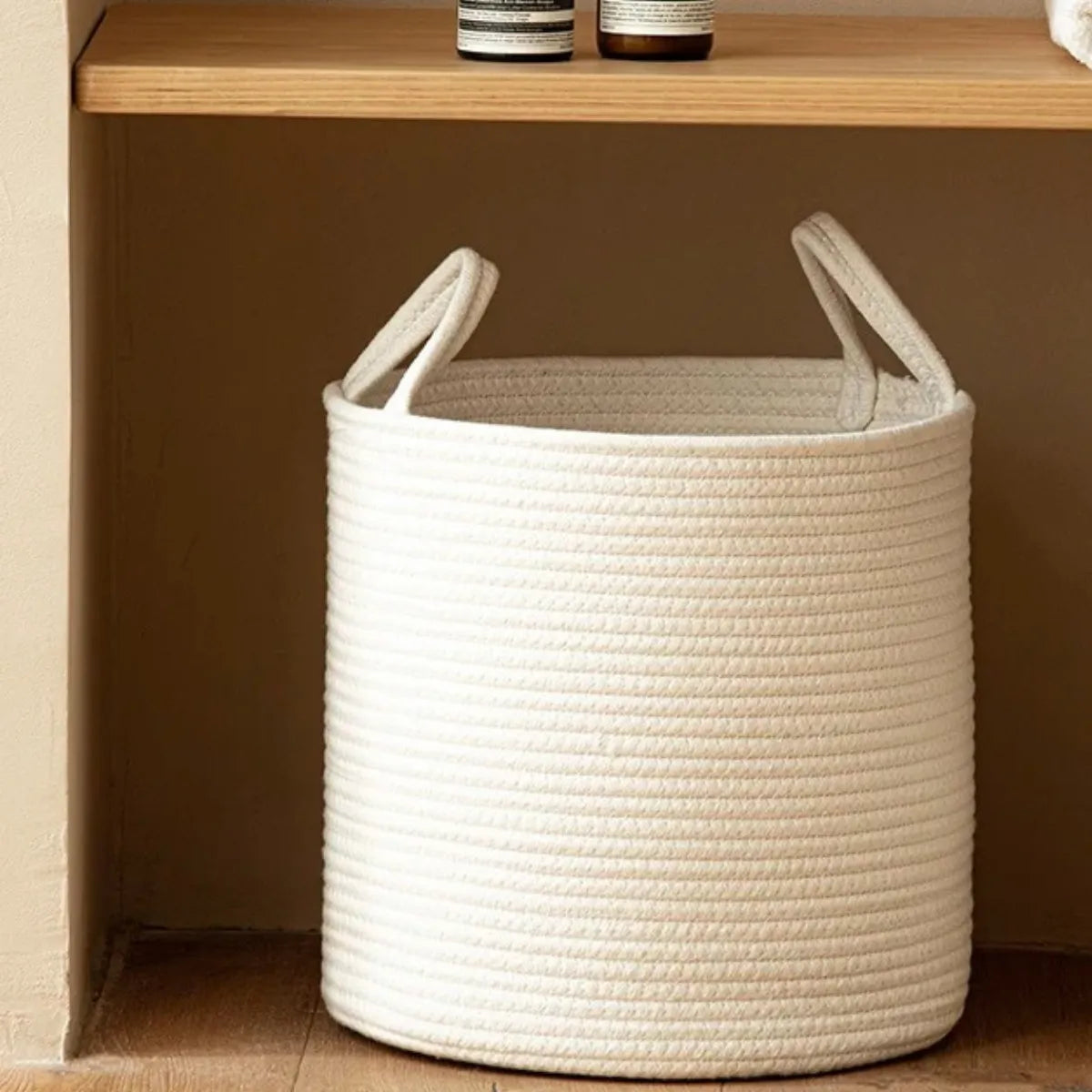 cesto-de-roupa-suja-grande-tecido-a-mao-branco-modernize-foto-cesto-em-lavanderia-ambiente-claro-bege-moderno