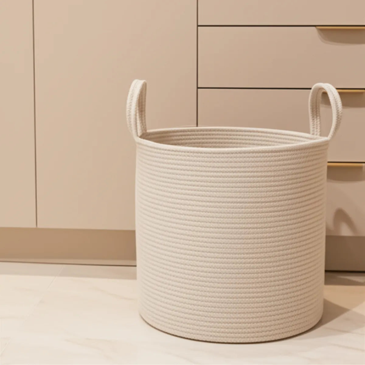 cesto-de-roupa-suja-grande-tecido-a-mao-branco-modernize-foto-cesto-em-lavanderia-ambiente-claro-bege-sofisticado