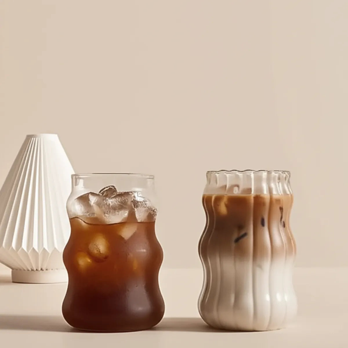 copo-de-vidro-canelado-ondulado-modernize-foto-copos-mesa-ambiente-bege-claro