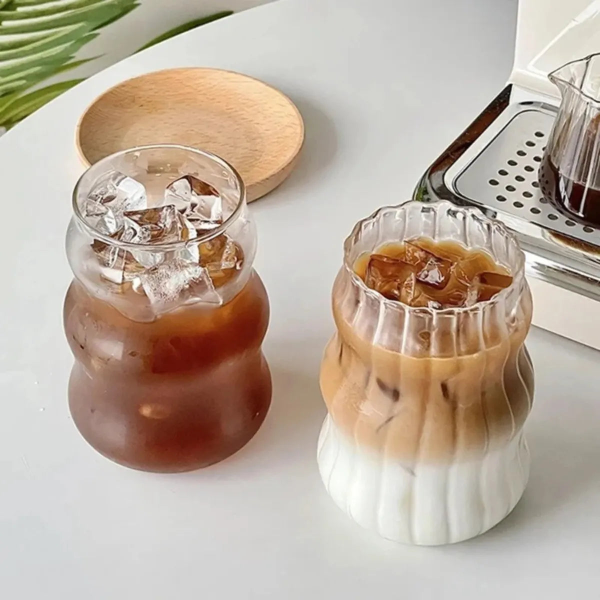copo-de-vidro-canelado-ondulado-modernize-foto-copos-mesa-ambiente-claro