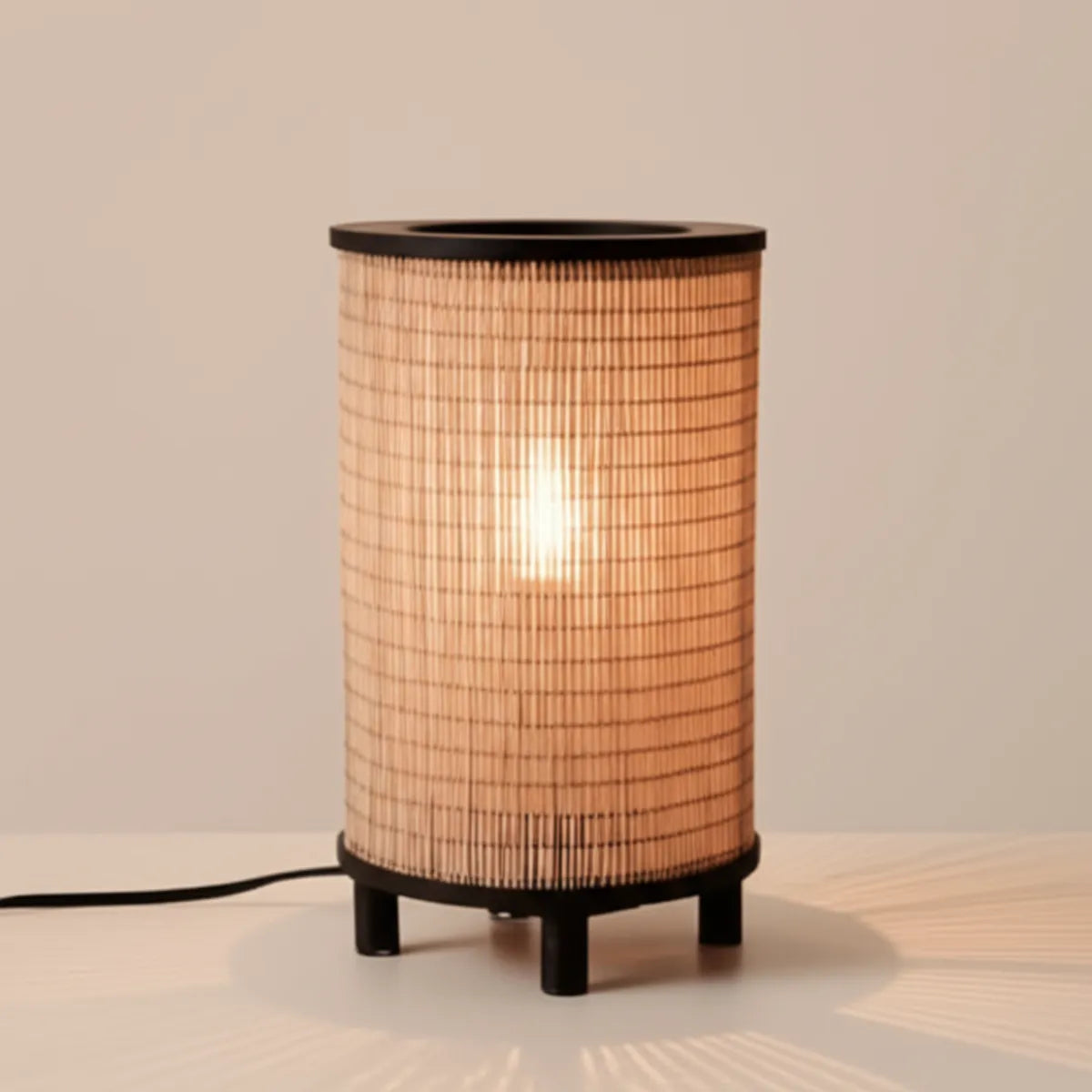 cupula-luminaria-abajur-de-mesa-de-madeira-modernize-foto-cupula-de-lampada-fundo-bege