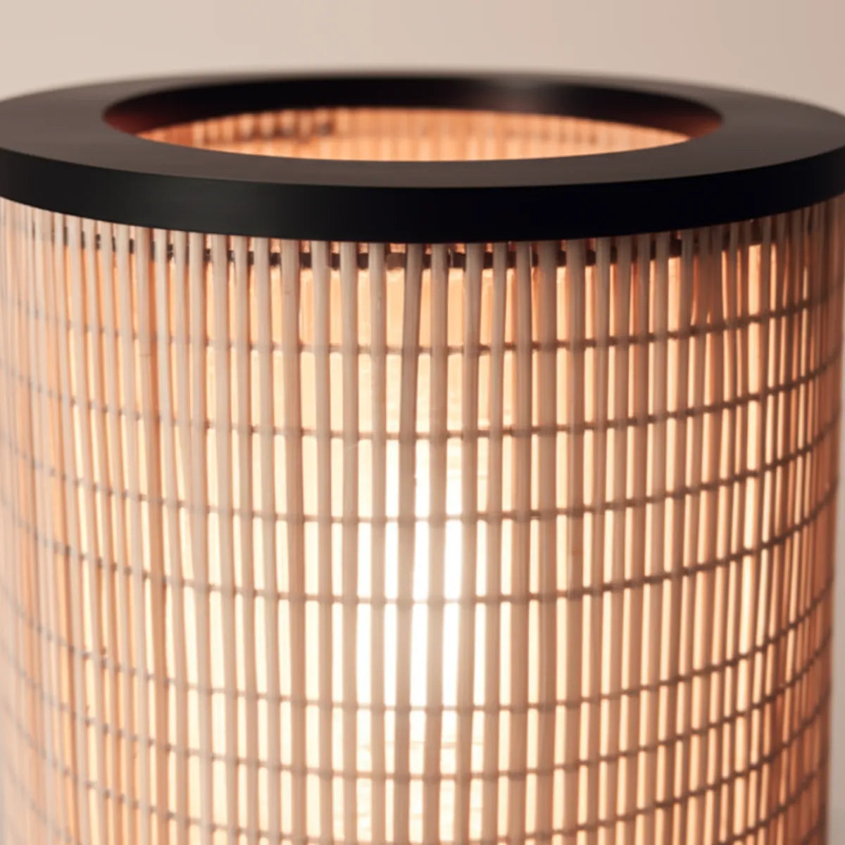 cupula-luminaria-abajur-de-mesa-de-madeira-modernize-foto-cupula-de-lampada-fundo-bege