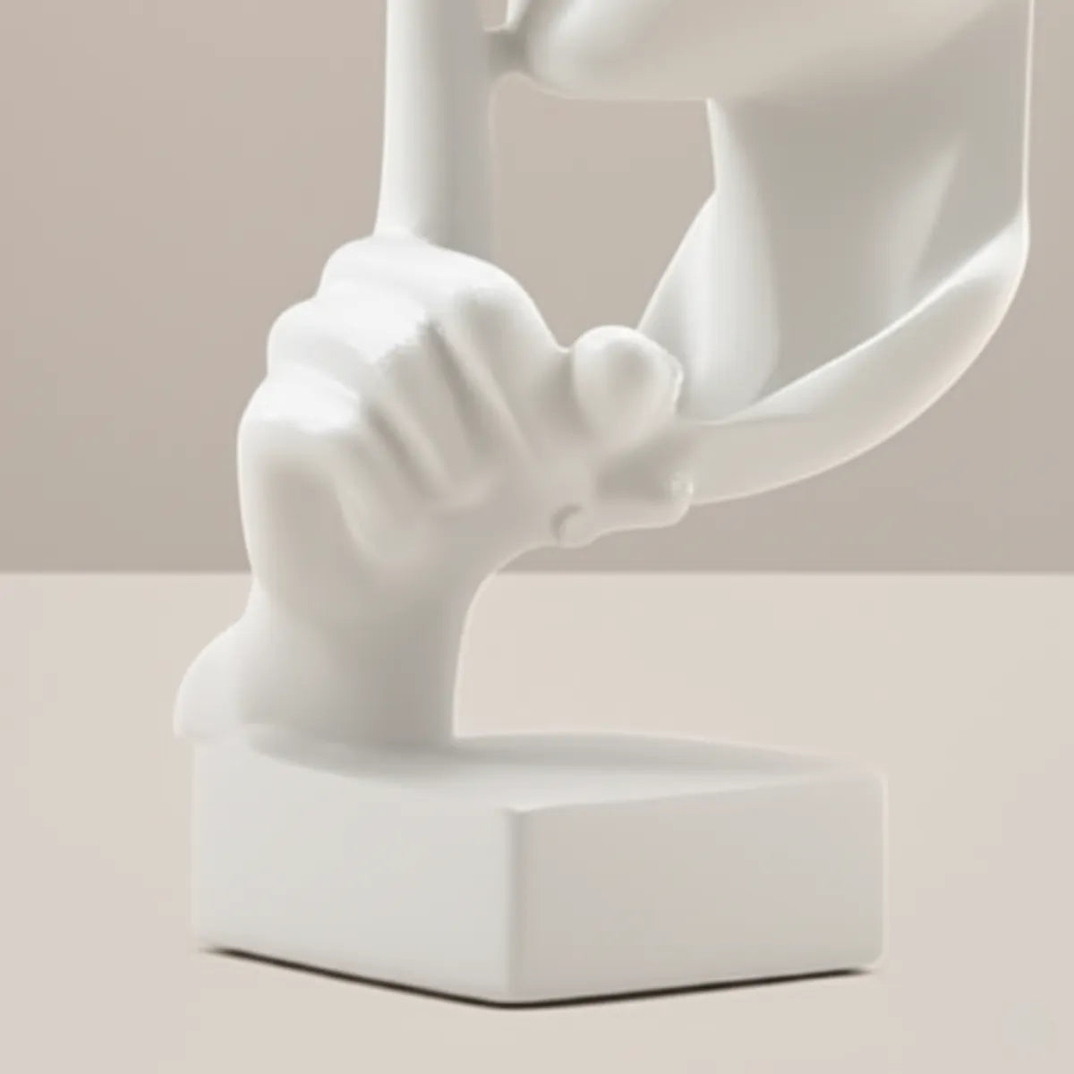 escultura-decorativa-silencio-branco-modernize-foto-detalhe-base-escultura-em-ambiente-claro-bege