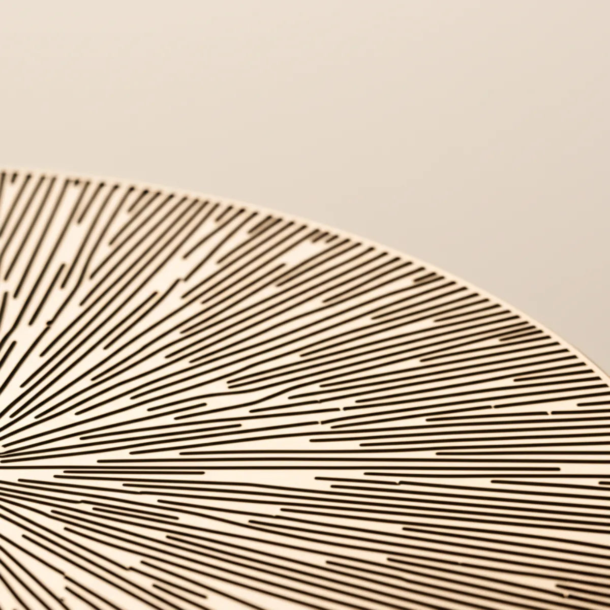 jogo-americano-redondo-sousplat-abstrato-dourado-modernize-foto-detalhe-sousplat-em-ambiente-claro-fundo-bege