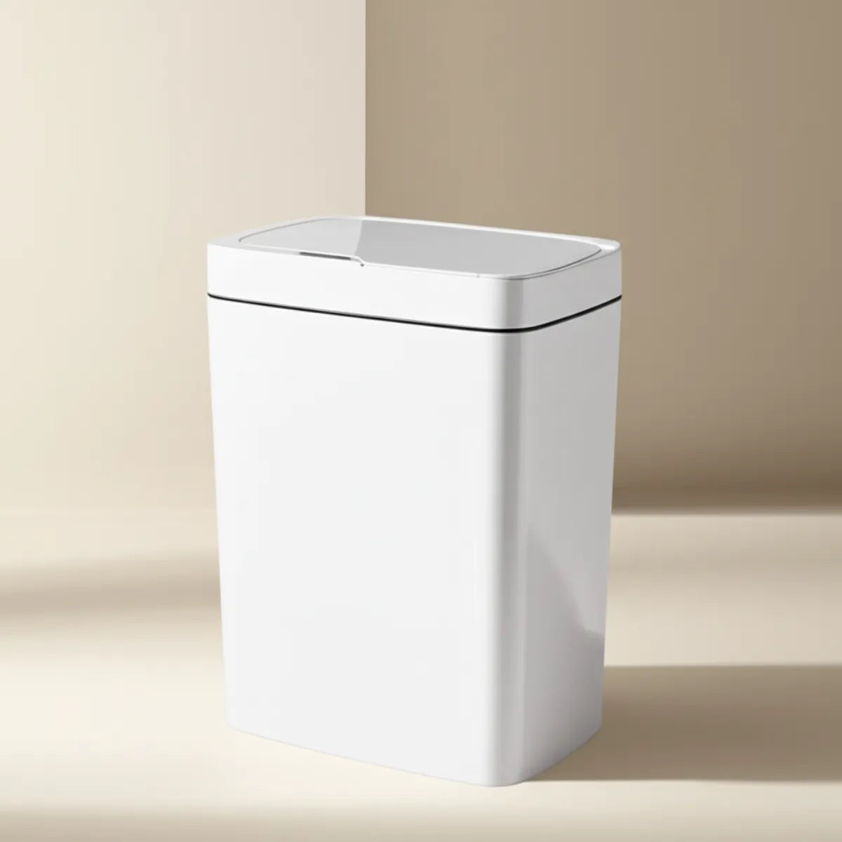 lixeira-para-banheiro-com-tampa-sensor-15l-branca-modernize-foto-lixeira-em-ambiente-claro-arejado-fundo-bege