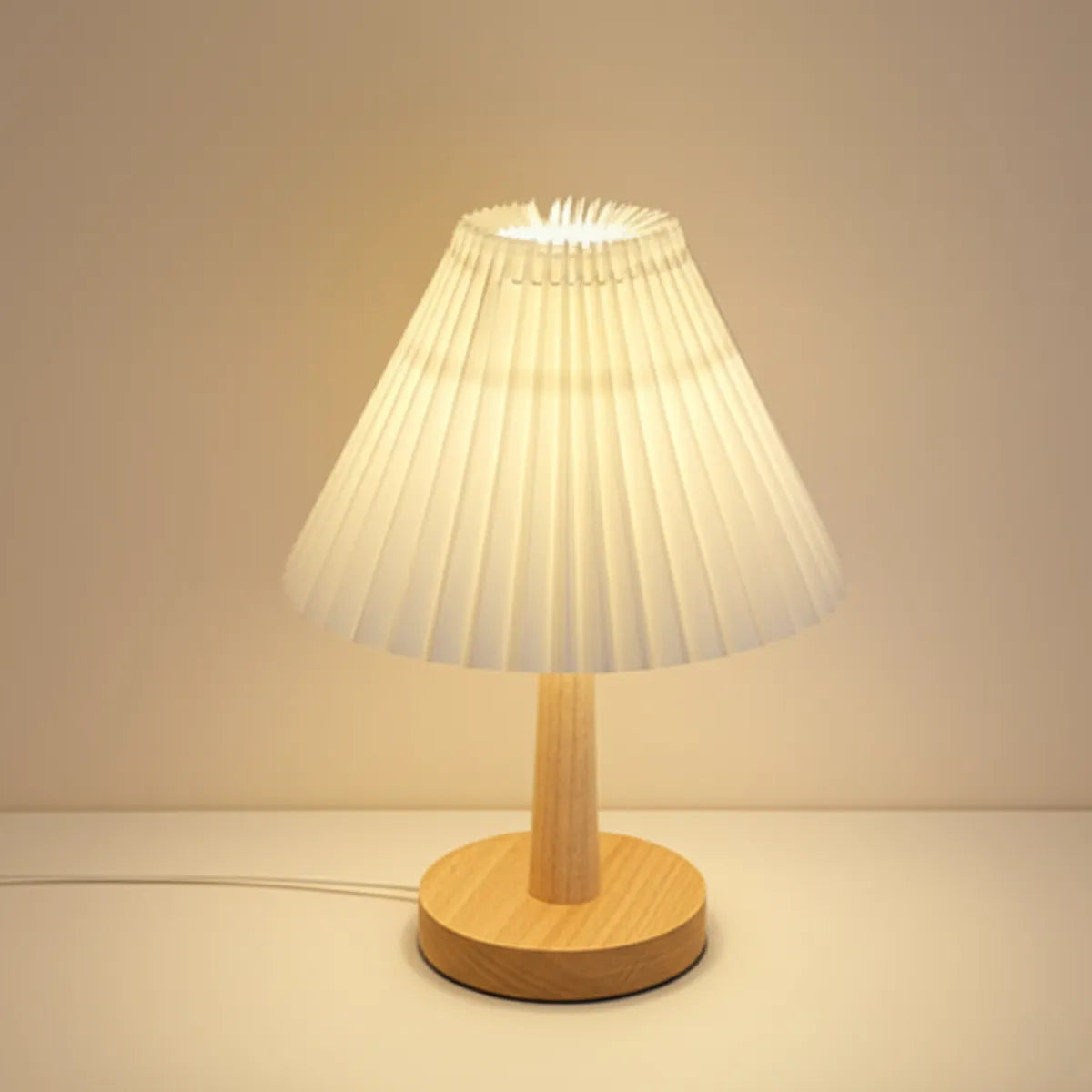luminaria-abajur-de-mesa-de-madeira-japandi-modernize-foto-abajur-branco-de-madeira-em-fundo-bege-claro