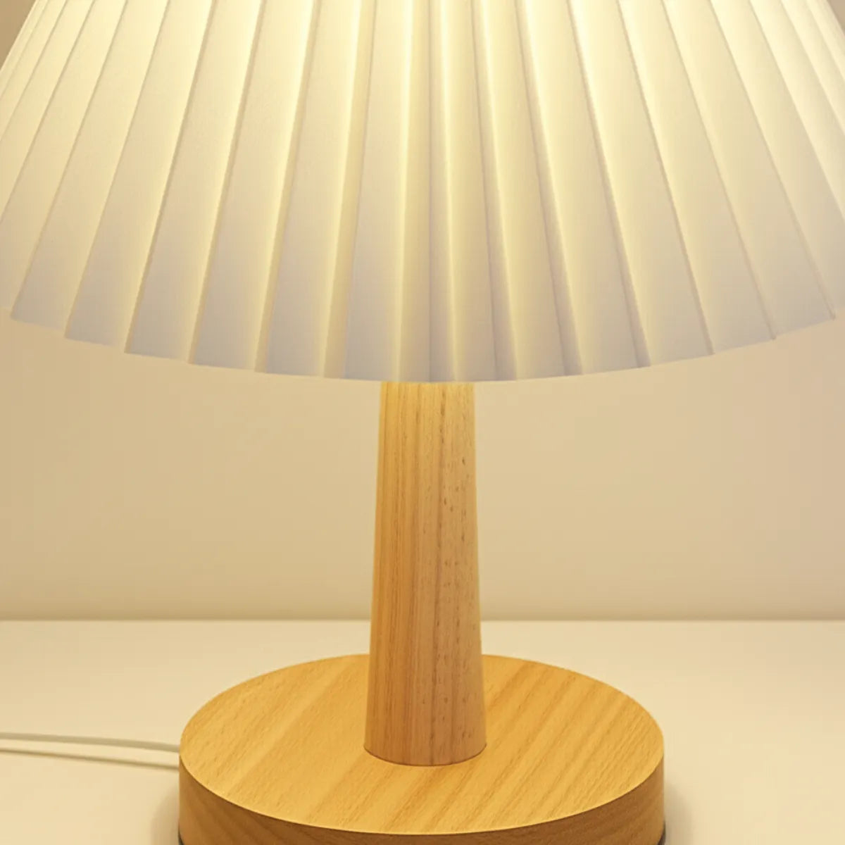 luminaria-abajur-de-mesa-de-madeira-japandi-modernize-foto-zoom-abajur-branco-de-madeira-em-fundo-bege-claro