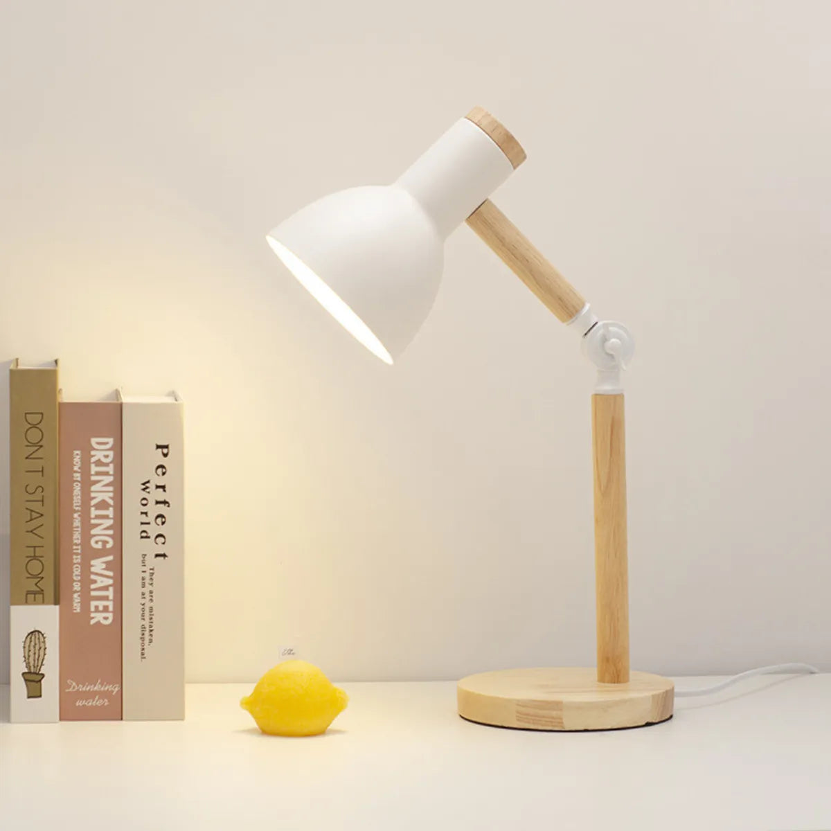 luminaria-abajur-de-mesa-led-articulada-branca-modernize-foto-lateral-luminaria-em-fundo-neutro-ambiente-claro-com-livros
