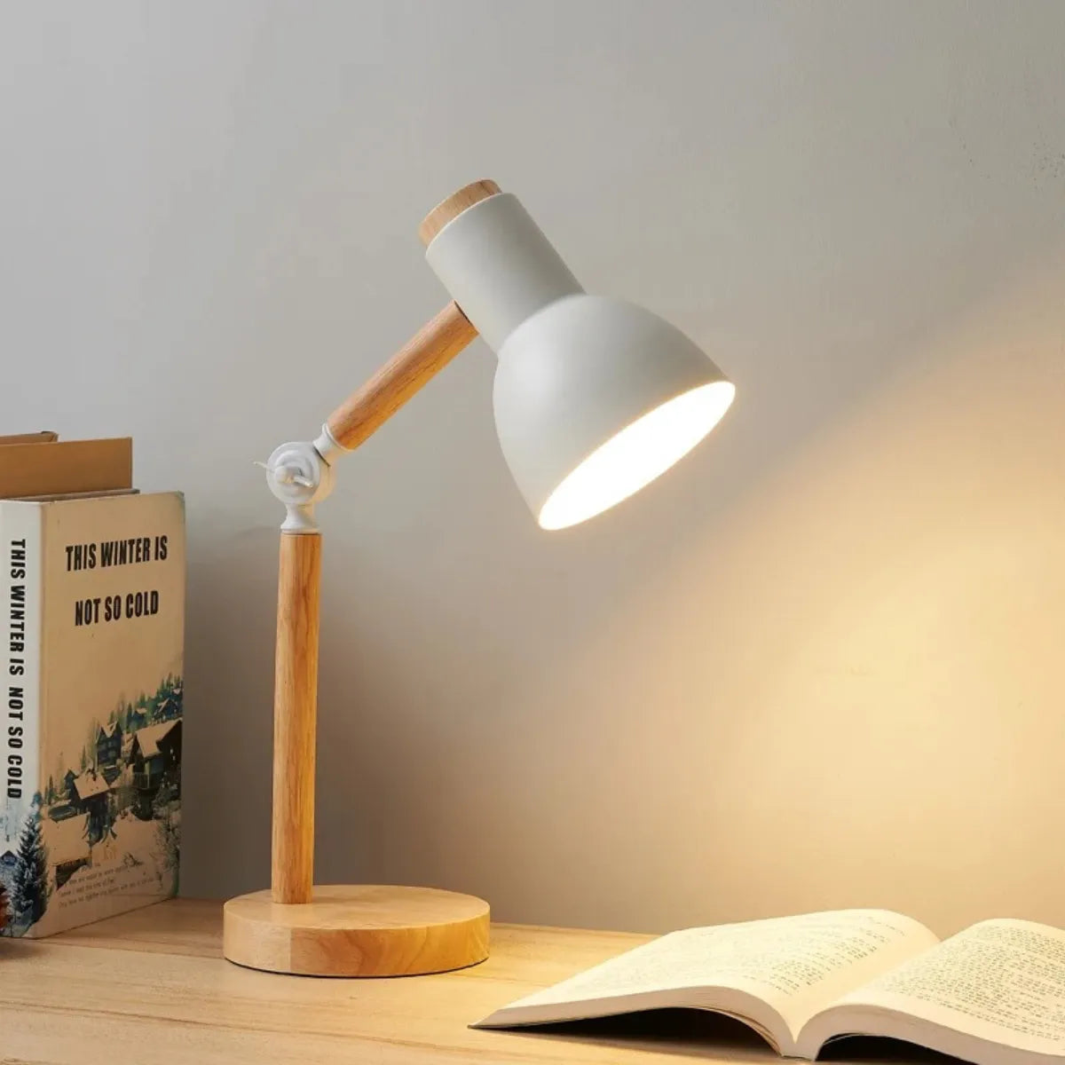 luminaria-abajur-de-mesa-led-articulada-branca-modernize-foto-lateral-luminaria-em-fundo-neutro-ambiente-claro-iluminando-livro