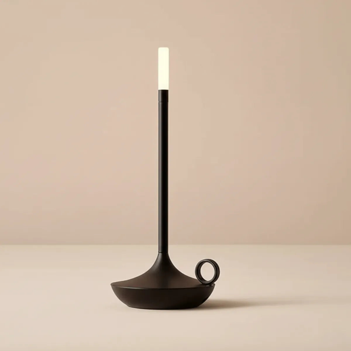luminaria-abajur-de-mesa-led-castical-preto-modernize-foto-luminaria-vela-em-ambiente-claro