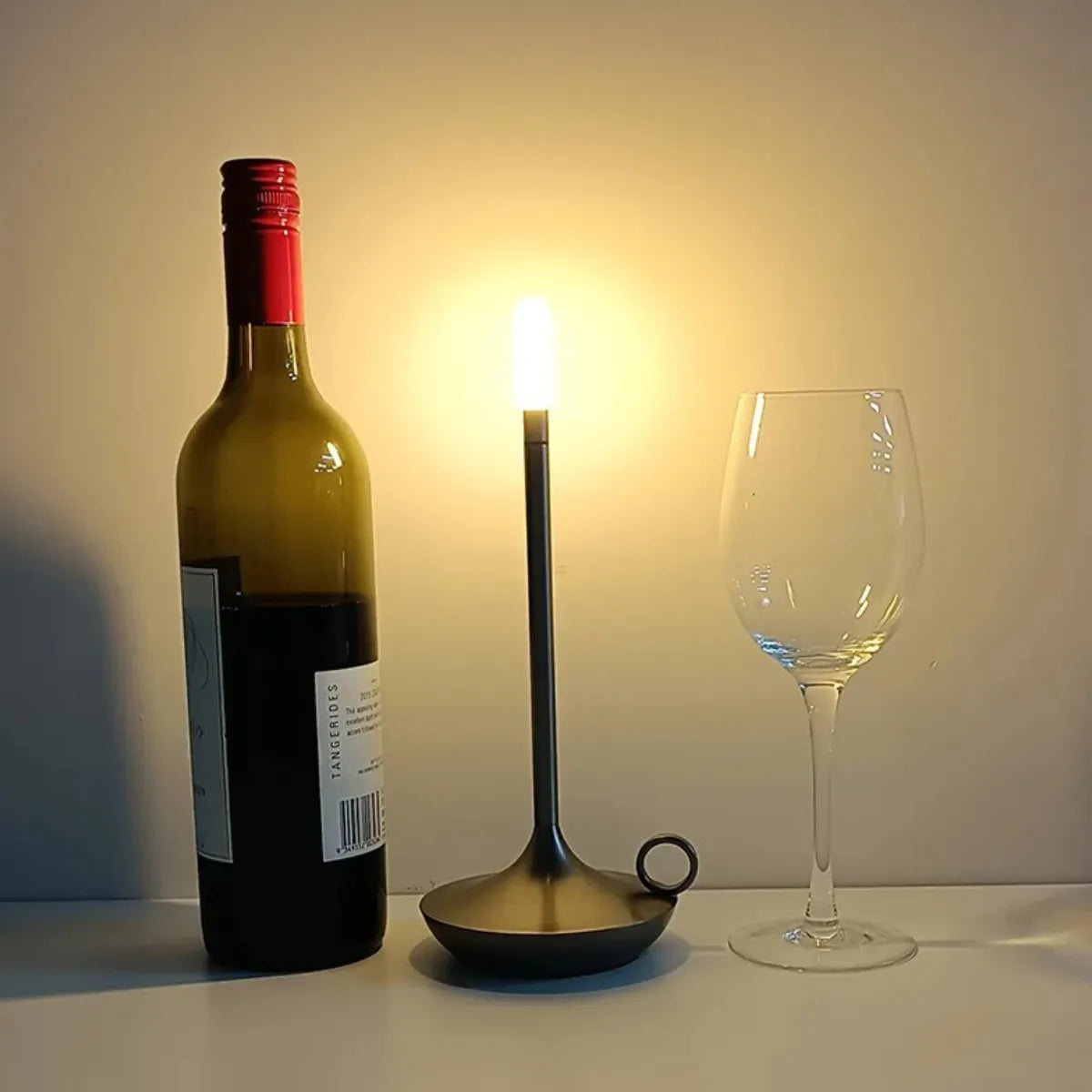 luminaria-abajur-de-mesa-led-castical-preto-modernize-foto-luminaria-de-mesa-em-mesa-com-taça-e-vinho