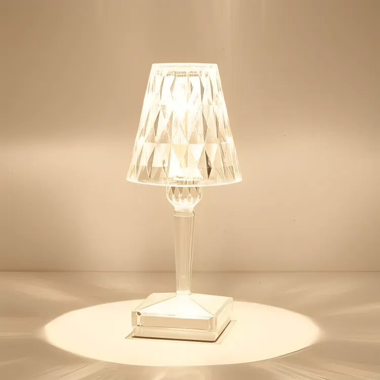 luminaria-abajur-de-mesa-led-cristal-modernize-foto-luminaria-cristalina-em-fundo-neutro
