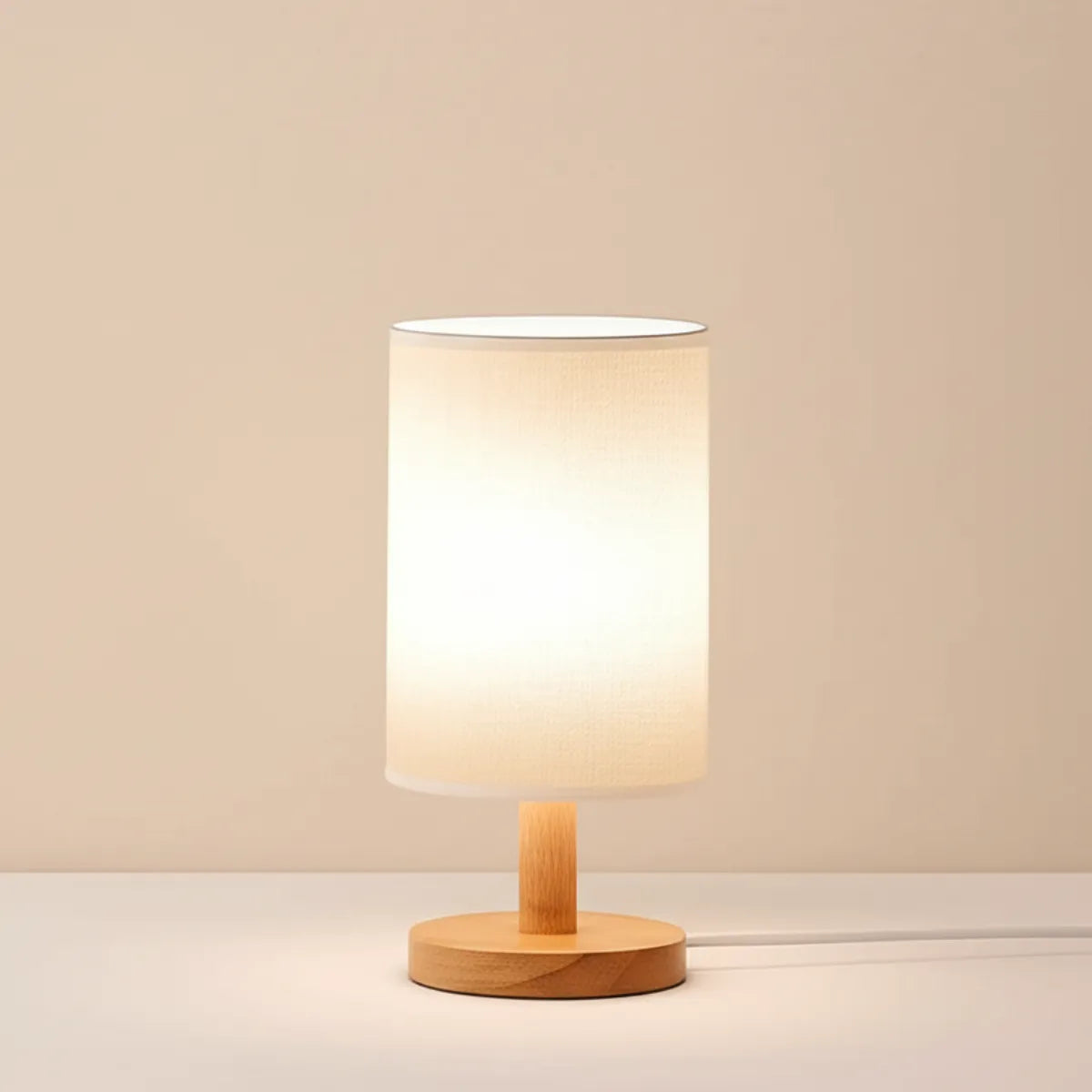 Luminaria-abajur-de-mesa-led-de-madeira-branco-modernize-foto-frente-abajur-em-ambiente-neutro-bege