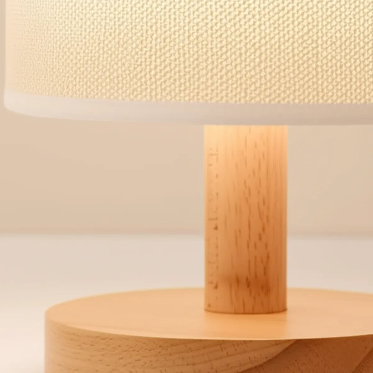 Luminaria-abajur-de-mesa-led-de-madeira-branco-modernize-foto-frente-detalhe-base-abajur-em-ambiente-neutro-bege
