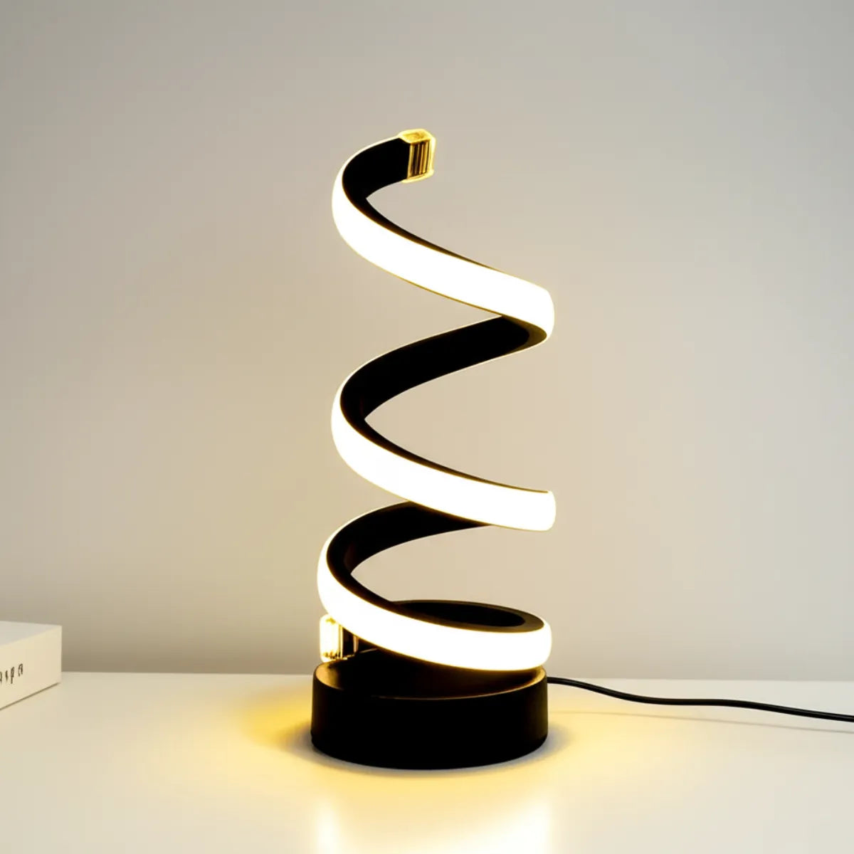 luminaria-abajur-de-mesa-led-espiral-preta-modernize-foto-luminária-espiral-em-fundo-neutro