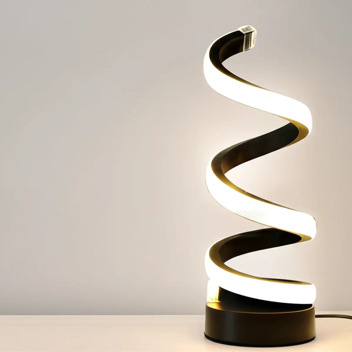 luminaria-abajur-de-mesa-led-espiral-preta-modernize-foto-luminária-espiral-em-fundo-neutro