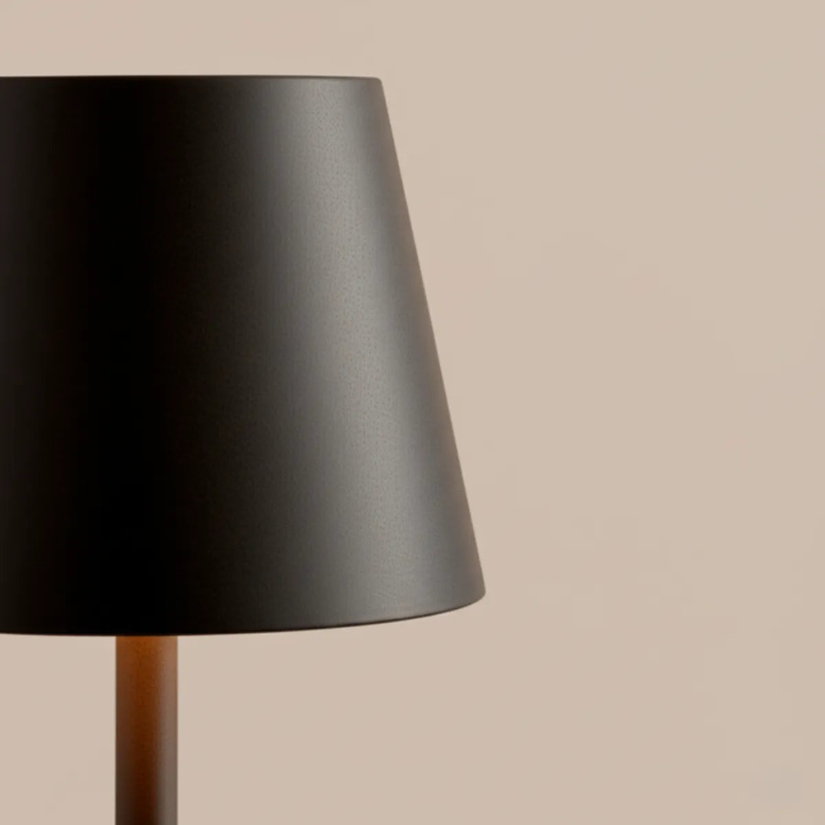 luminaria-abajur-de-mesa-led-touch-slim-preto-modernize-foto-frente-zoom-cupula-abajur-ambiente-neutro-bege