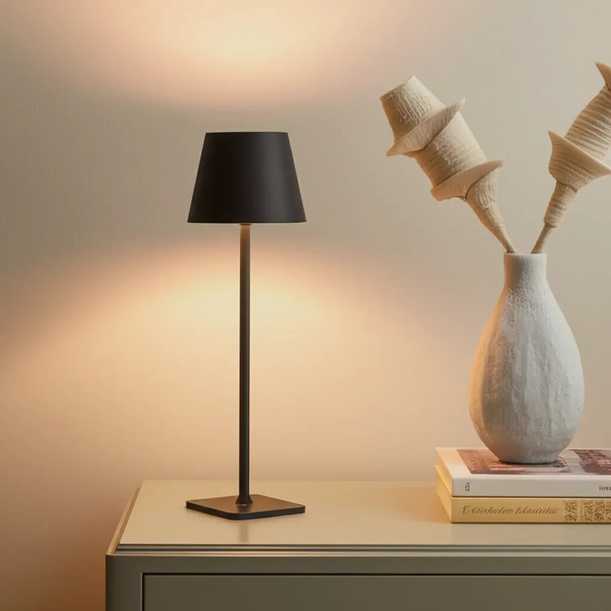 luminaria-abajur-de-mesa-led-touch-slim-preto-modernize-foto-frente-abajur-sobre-mesa-ambiente-neutro-bege