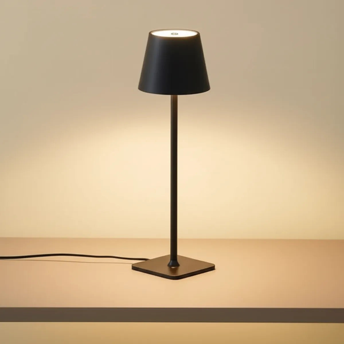 luminaria-abajur-de-mesa-led-touch-slim-preto-modernize-foto-frente-abajur-com-fio-ambiente-neutro-bege