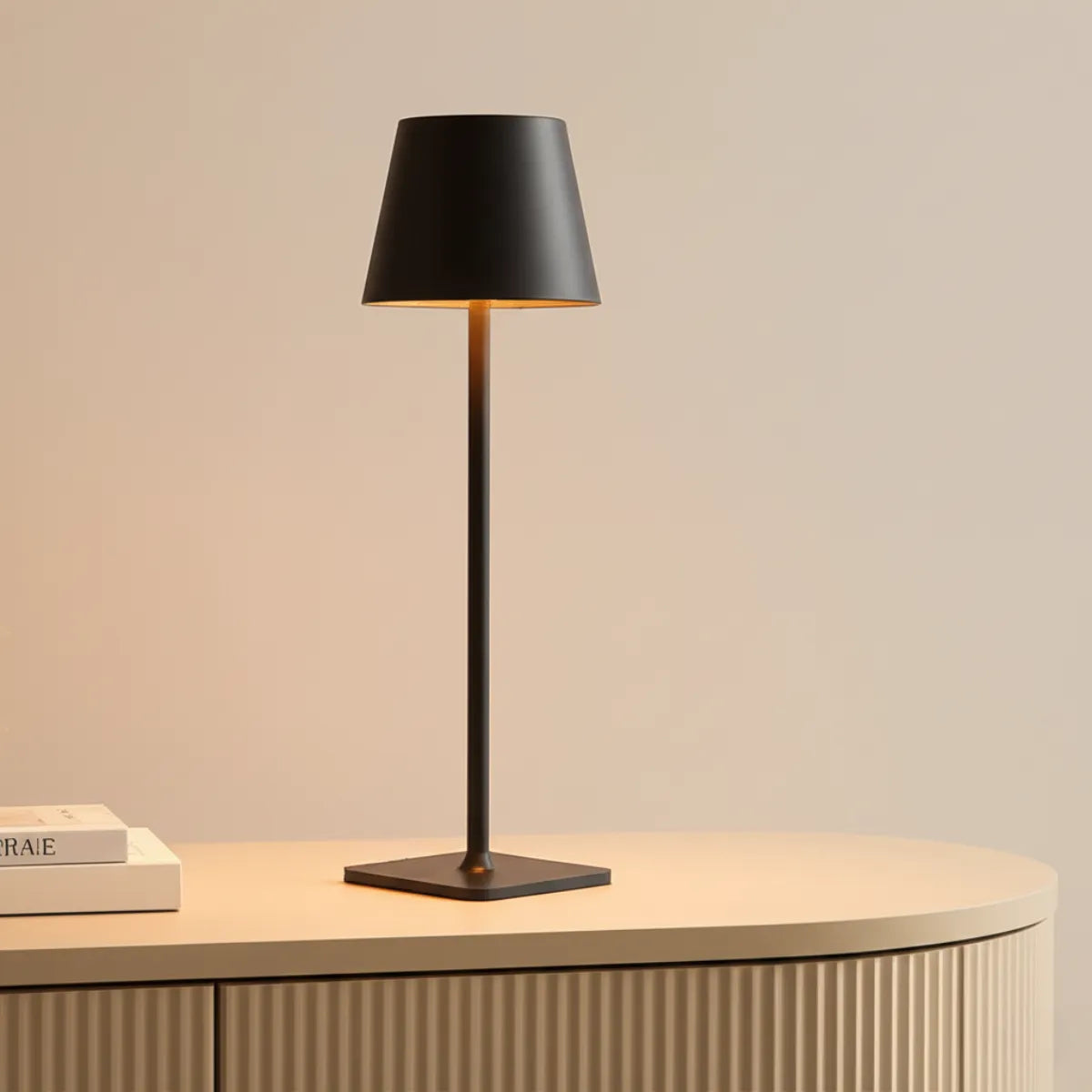 luminaria-abajur-de-mesa-led-touch-slim-preto-modernize-foto-frente-abajur-sobre-mesa-ambiente-neutro-bege