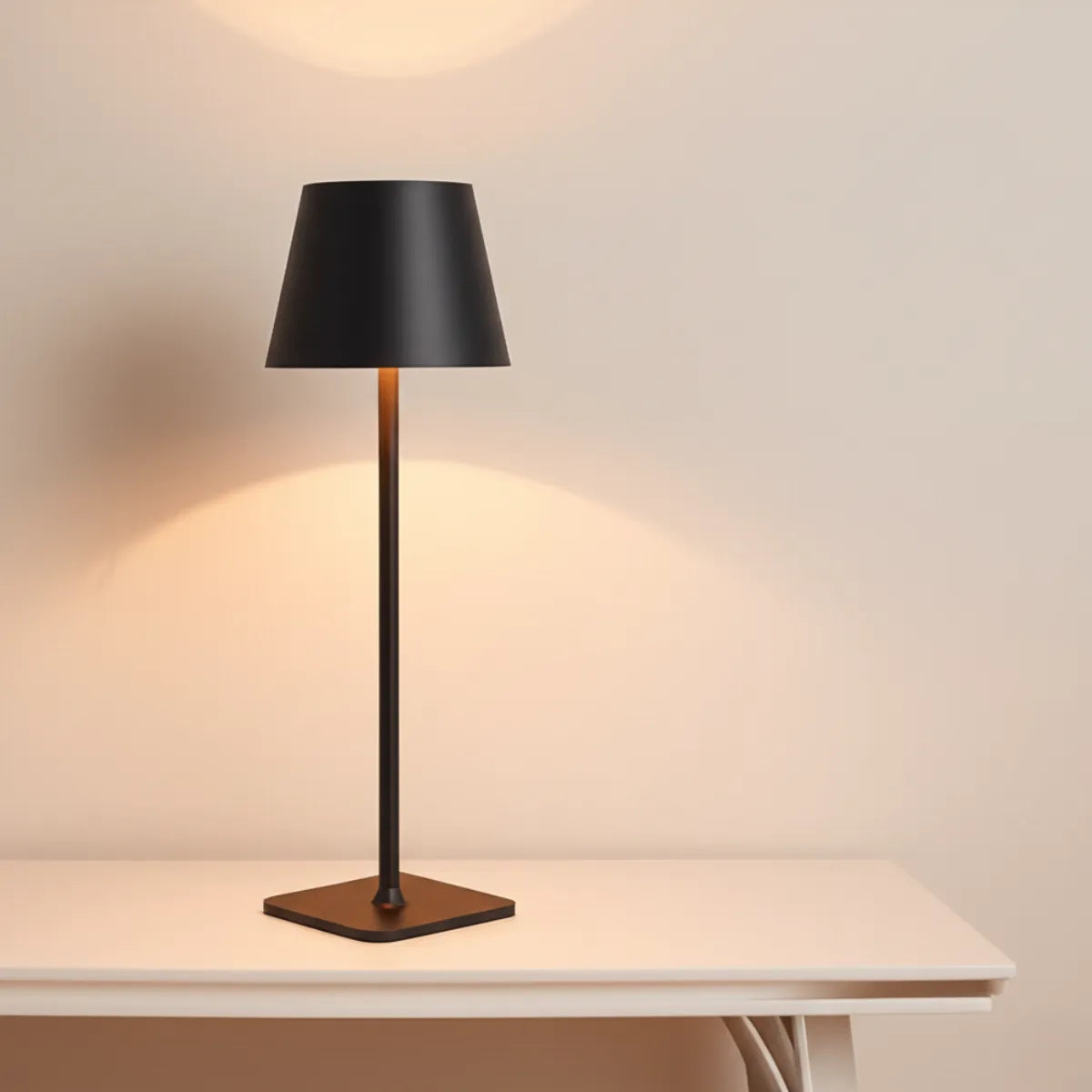 luminaria-abajur-de-mesa-led-touch-slim-preto-modernize-foto-frente-abajur-ambiente-neutro-bege-sobre-mesa