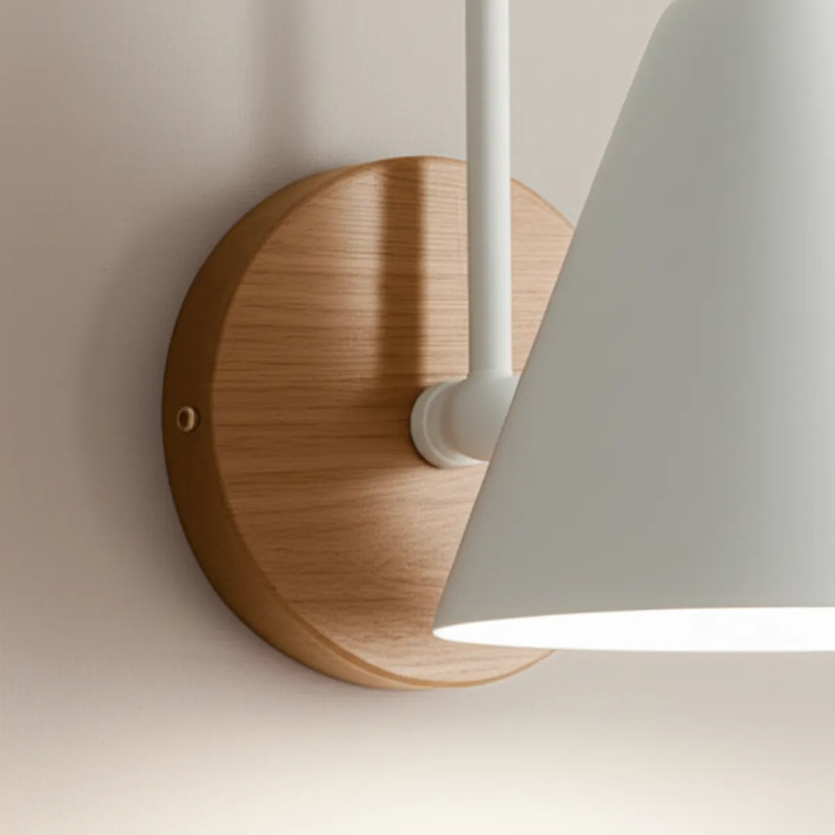luminaria-abajur-de-parede-arandela-led-charmant-branca-modernize-foto-detalhe-abajur-branco-aceso-fixado-em-parede-neutra