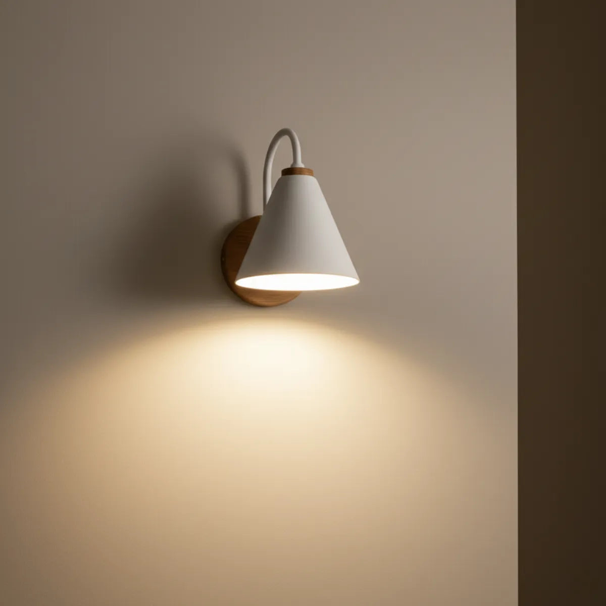 luminaria-abajur-de-parede-arandela-led-charmant-branca-modernize-foto-abajur-branco-aceso-fixado-em-parede-branca
