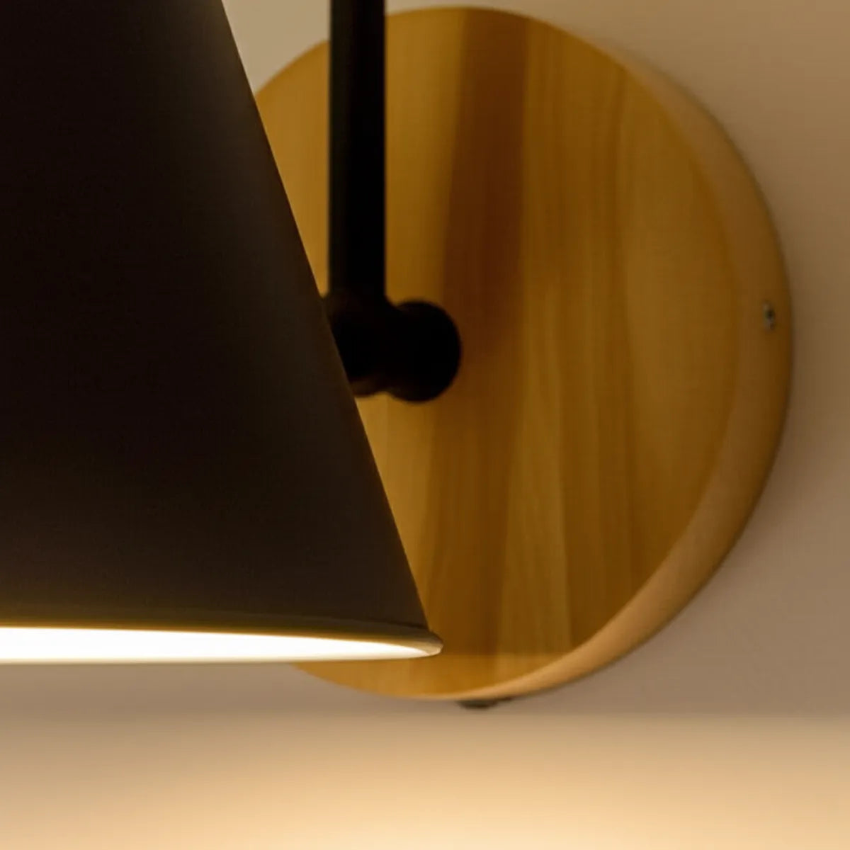luminaria-abajur-de-parede-arandela-led-charmant-preta-modernize-foto-detalhe-abajur-perto-iluminando-ambiente-bege-neutro