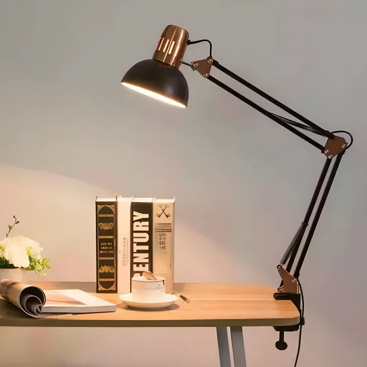 luminaria-de-mesa-led-articulada-pixar-preta-modernize-foto-lateral-fixa-na-mesa-iluminando-livro