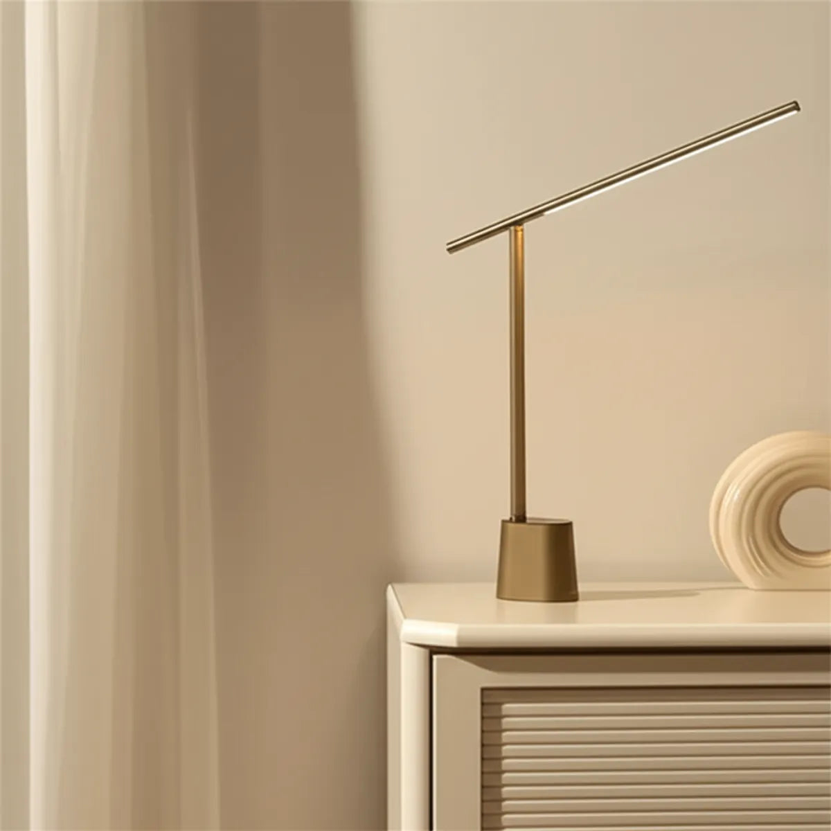 luminaria-de-mesa-led-sem-fio-dobravel-modernize-foto-lateral-luminaria-sobre-mesa-ambiente-neutro-bege