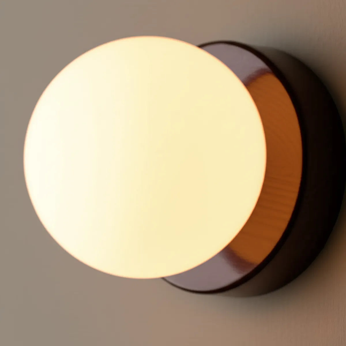 luminaria-de-parede-arandela-led-lua-modernize-foto-frente-luminaria-iluminando-ambiente-neutro-bege-luz-quente