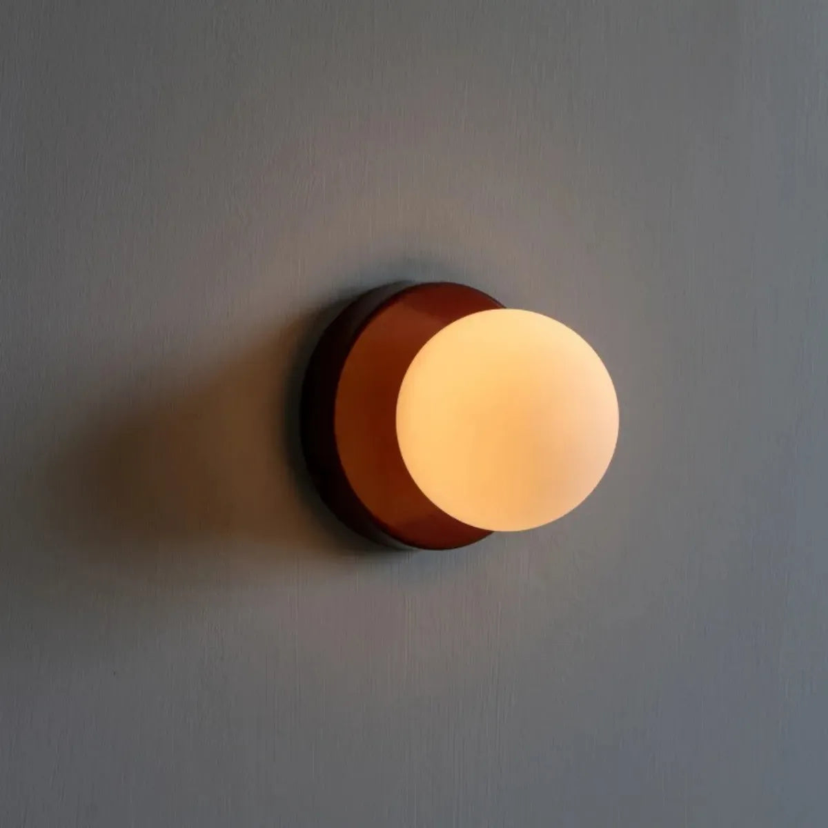 luminaria-de-parede-arandela-led-lua-modernize-foto-frente-luminaria-iluminando-ambiente-neutro-escuro-luz-quente