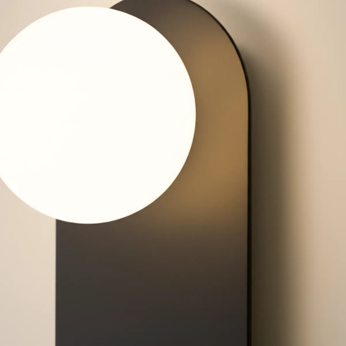 luminaria-de-parede-arandela-led-lume-preta-modernize-foto-detalhe-arandela-fundo-bege