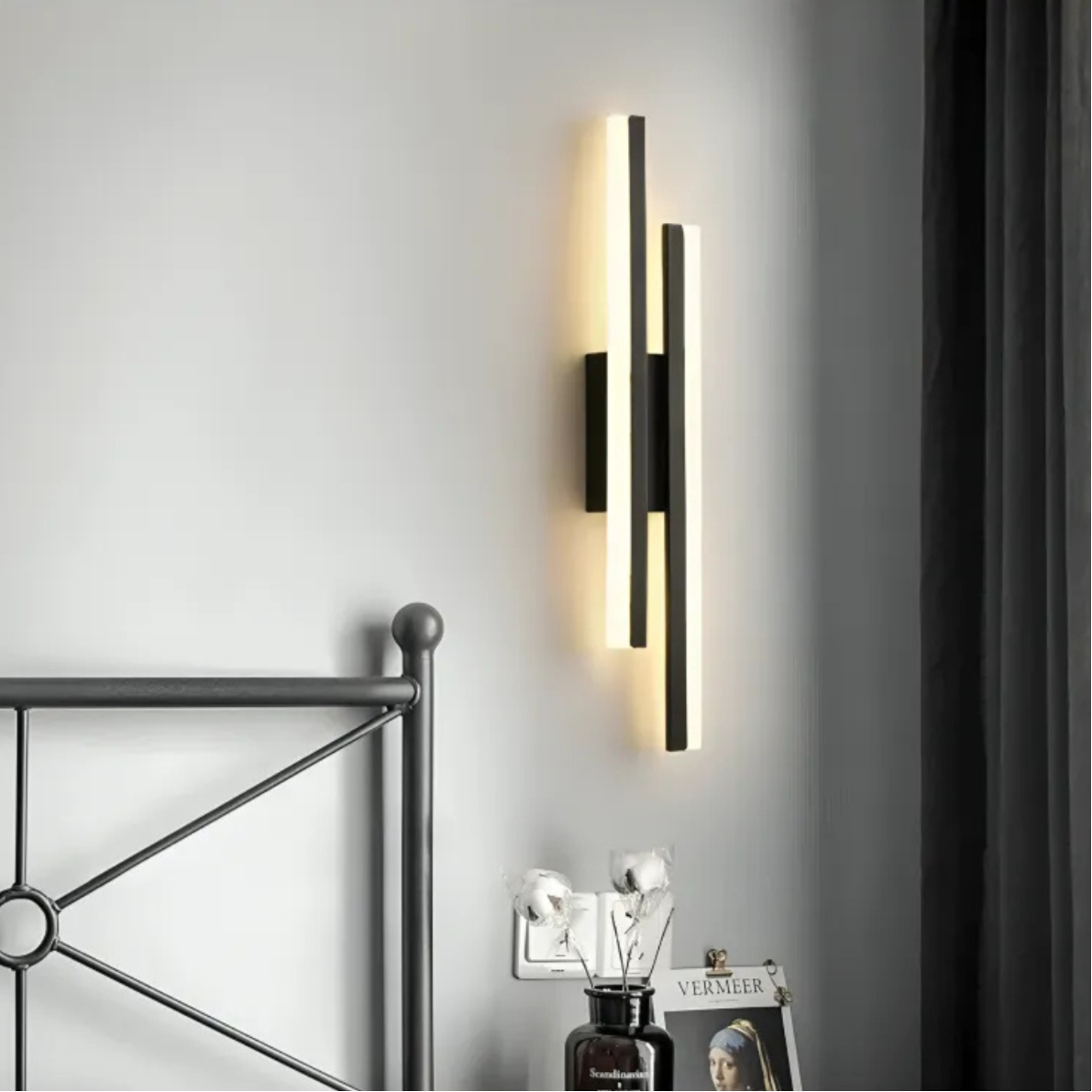 luminaria-de-parede-arandela-led-nordica-preta-modernize-foto-frente-luminaria-iluminando-quarto-moderno-neutro-luz-quente