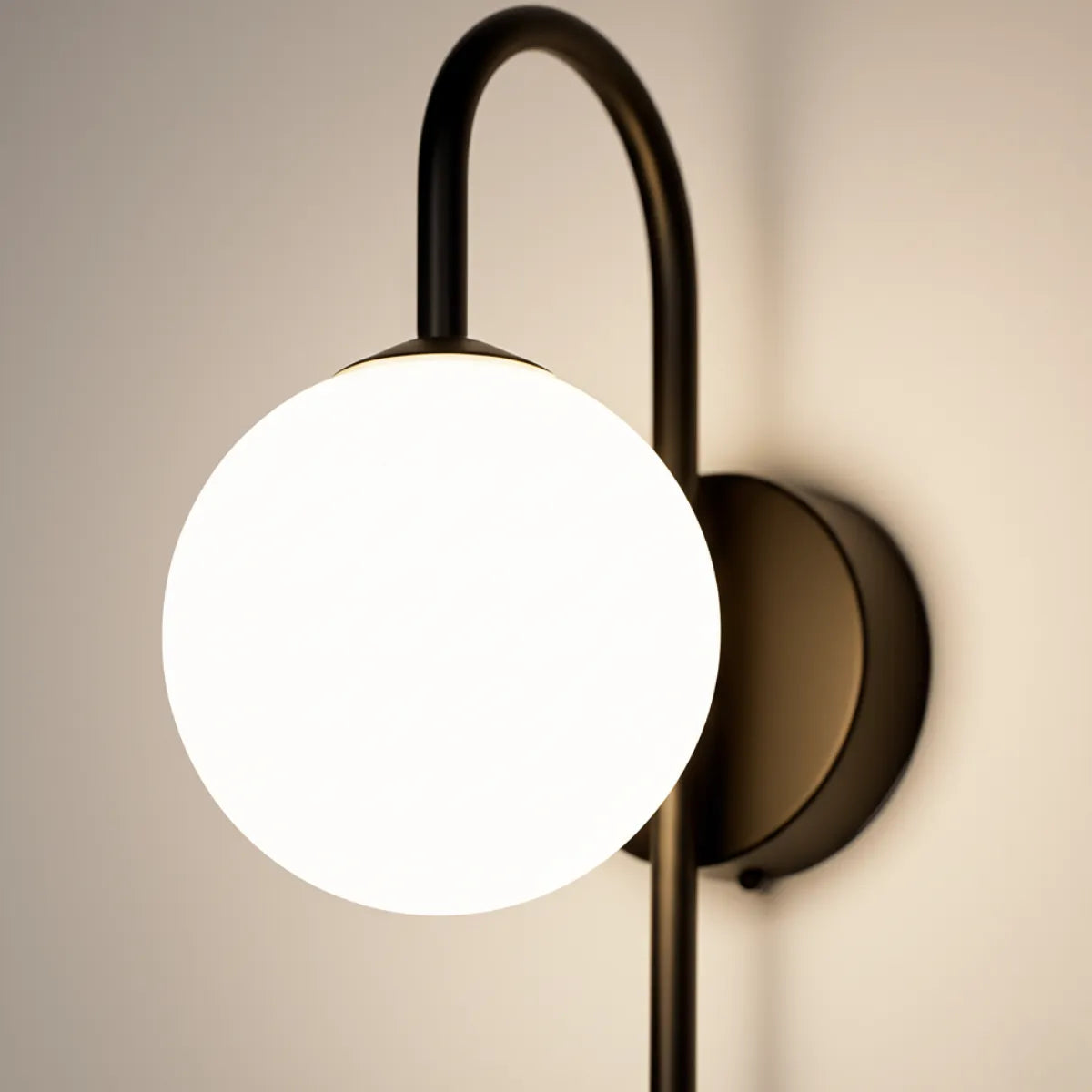 luminaria-de-parede-arandela-led-perola-pendente-preta-modernize-foto-lateral-detalhe-arandela-perola-em-parede-neutra