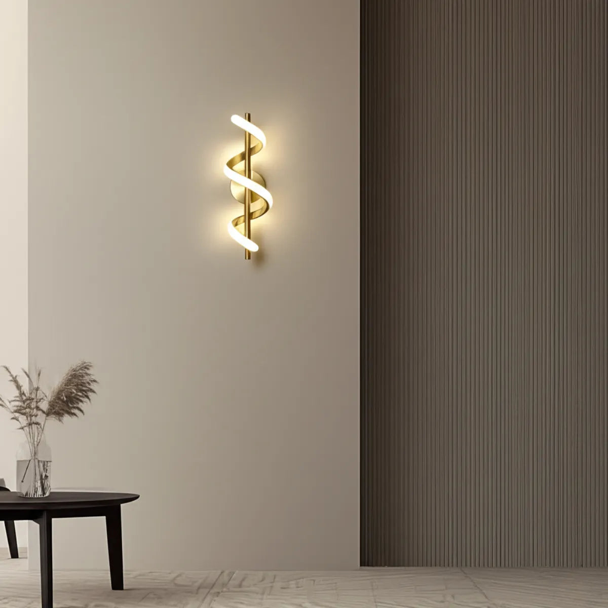 luminaria-de-parede-arandela-led-serpentina-dourada-modernize-foto-frontal-luminaria-espiral-em-parede-de-sala-moderna
