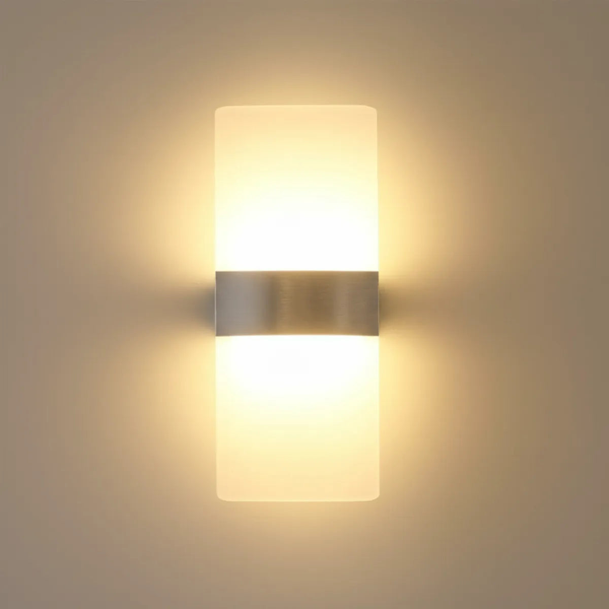 luminaria-de-parede-arandela-led-translucida-modernize-foto-frente-iluminando-ambiente-bege-neutro