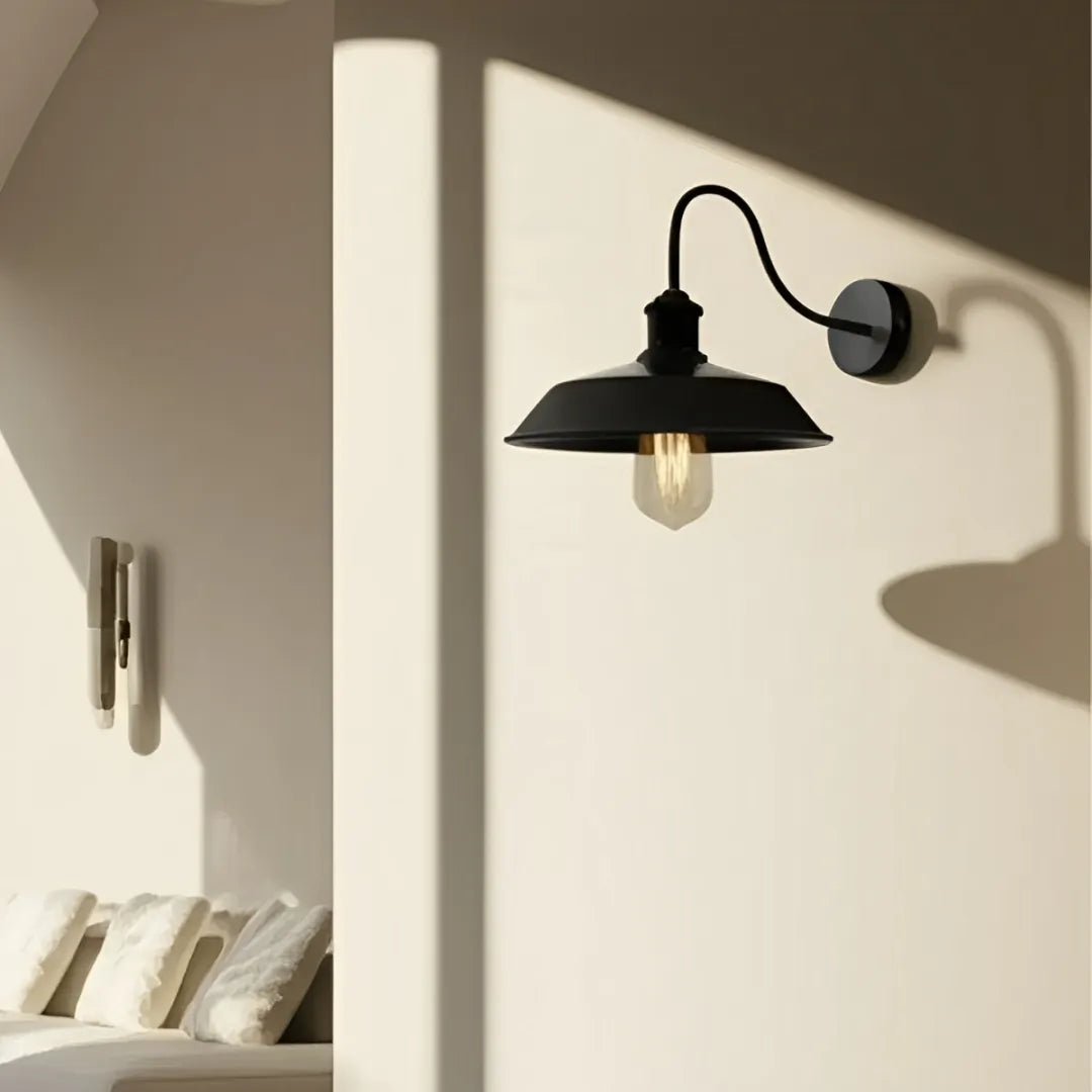 luminaria-de-parede-arandela-retro-preta-modernize-foto-arandela-em-quarto-moderno-parede-bege-neutro