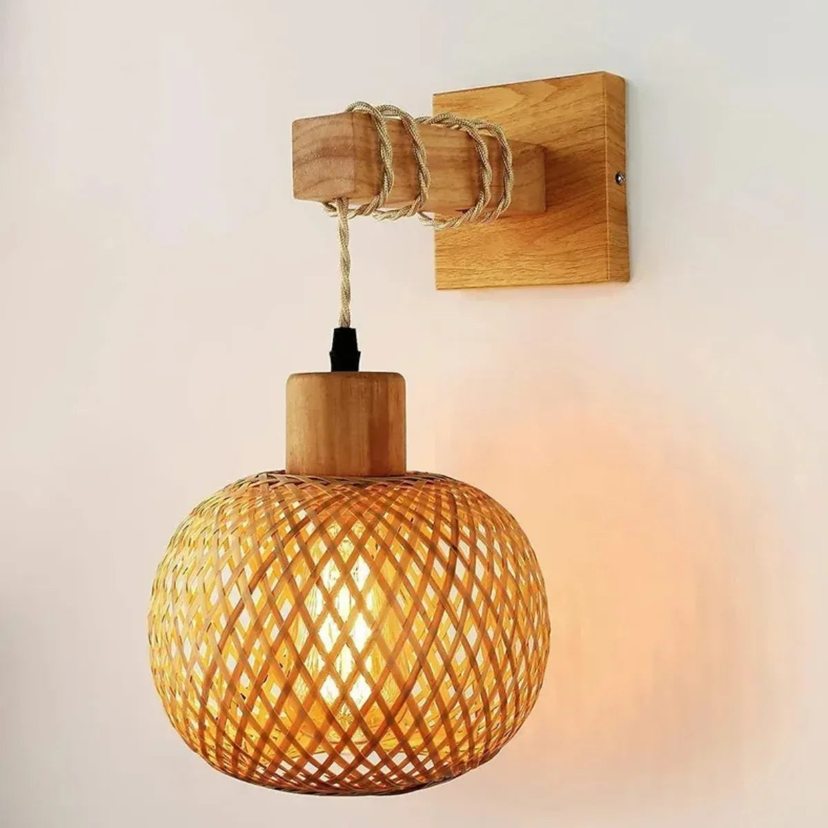 luminaria-de-parede-pendente-bambu-modernize-foto-frente-luminaria-iluminando-ambiente-neutro-bege