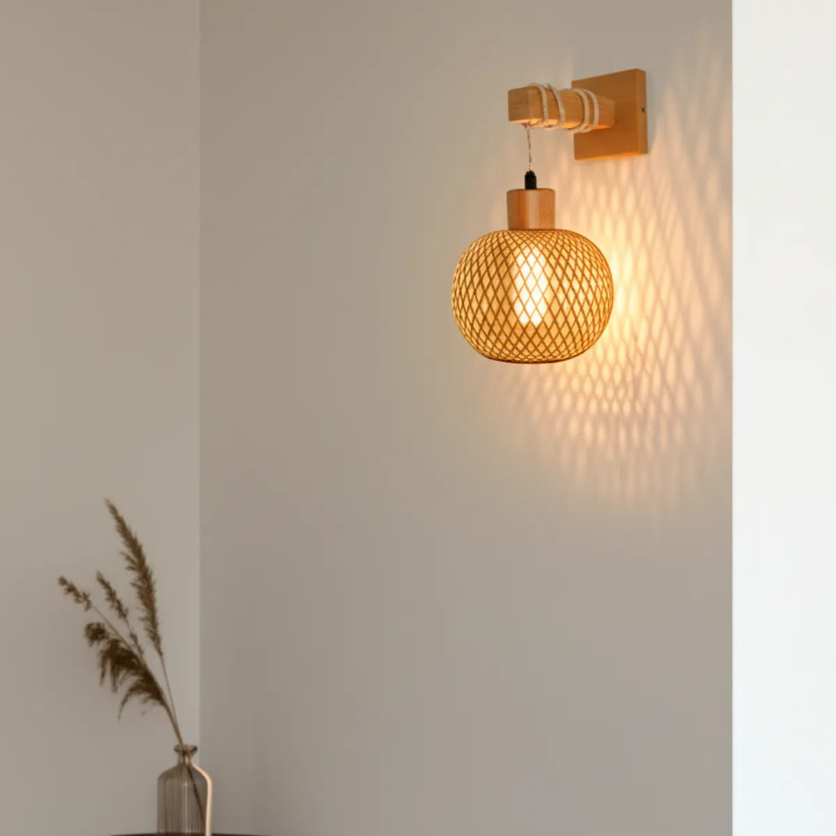 luminaria-de-parede-pendente-bambu-modernize-foto-frente-luminaria-iluminando-ambiente-moderno-minimalista-neutro