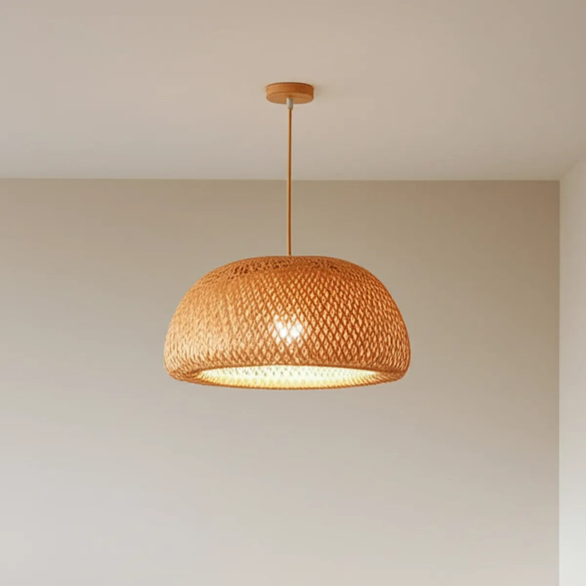 luminaria-de-teto-pendente-bambu-concavo-modernize-foto-frente-luminaria-em-ambiente-moderno-neutro-bege