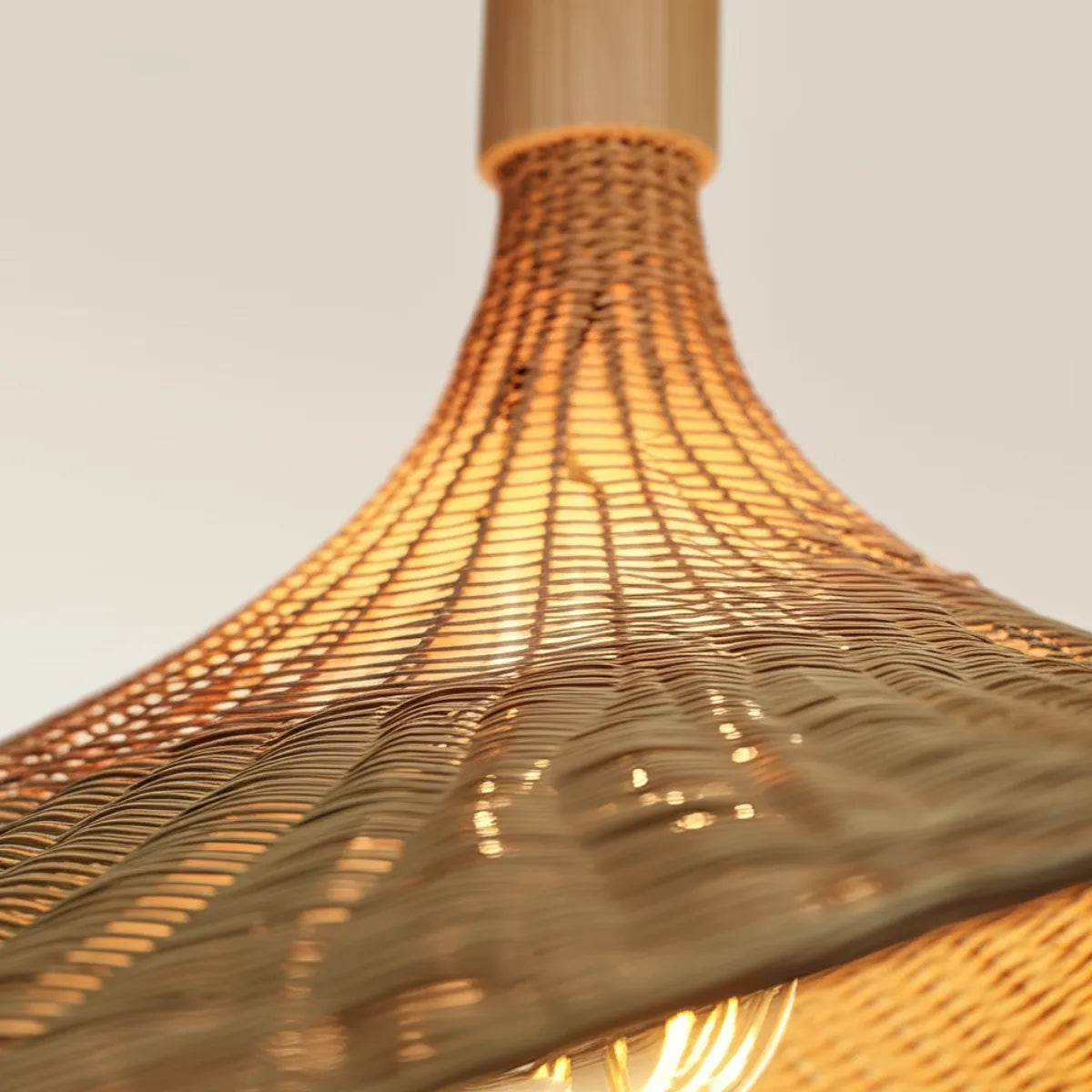 luminaria-de-teto-pendente-bambu-petala-modernize-foto-frente-detalhe-luminaria-iluminando-ambiente-neutro-bege