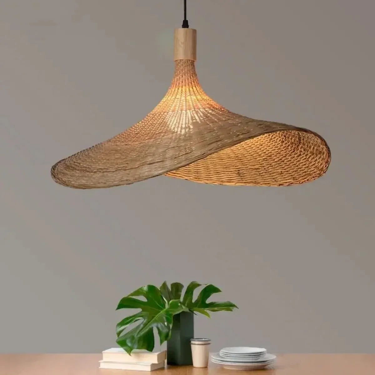 luminaria-de-teto-pendente-bambu-petala-modernize-foto-frente-luminaria-iluminando-mesa-ambiente-neutro-bege