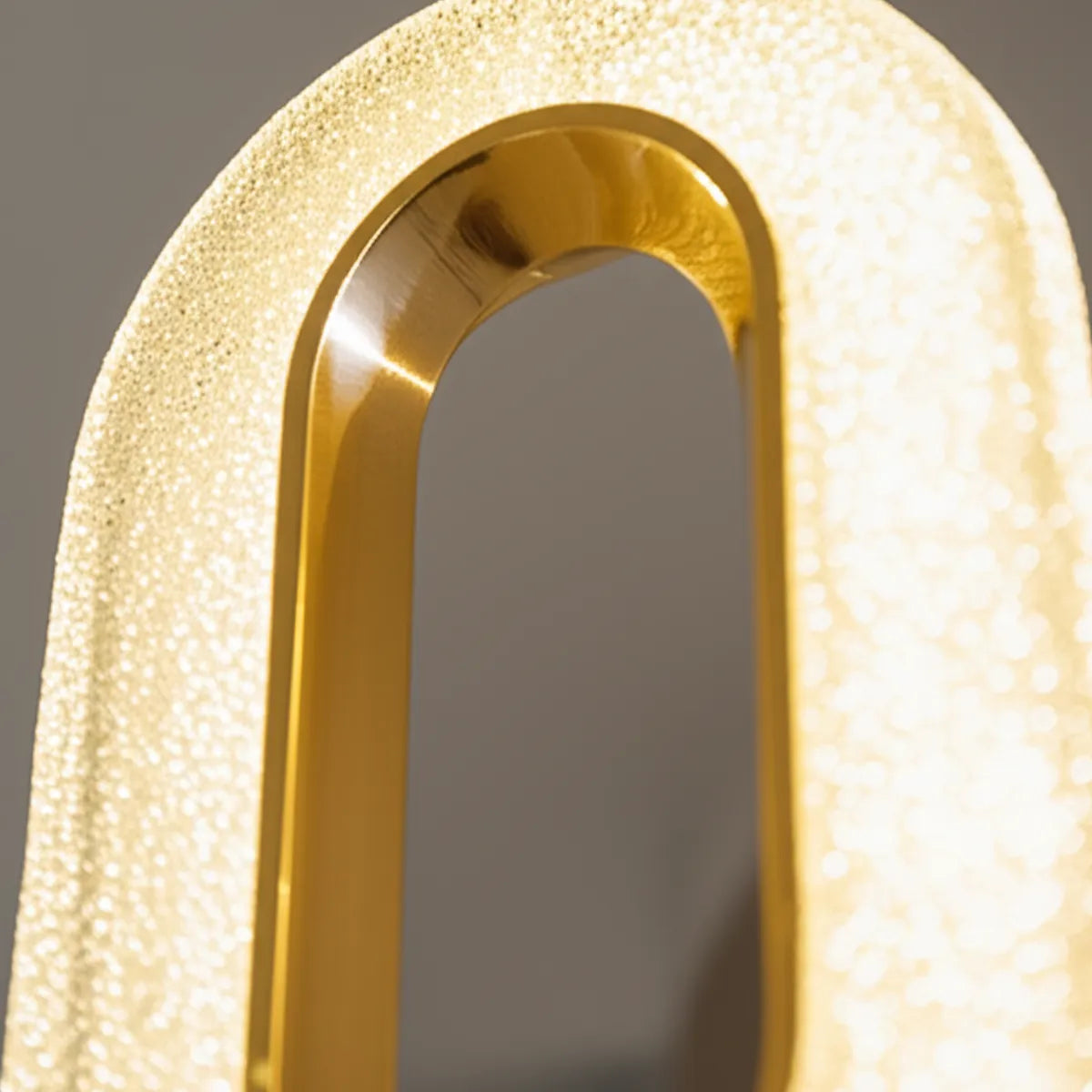 luminaria-de-teto-pendente-led-cristal-dourada-modernize-foto-detalhe-luminaria-pendente-cristal-fundo-neutro